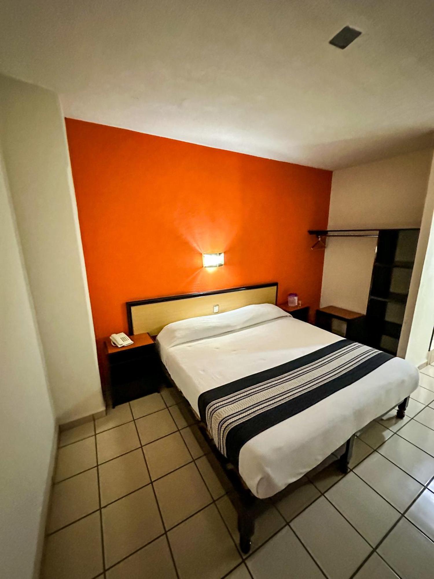 Hotel Montreal Леон Экстерьер фото